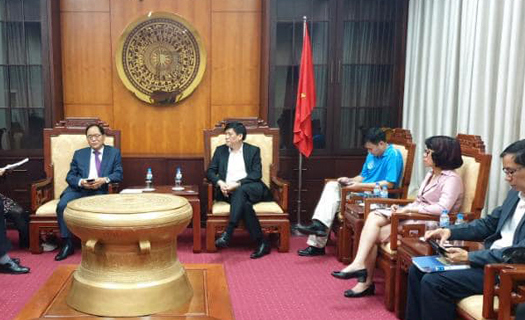 Thứ trưởng Bộ Y tế chia sẻ kinh nghiệm phòng chống Covid-19 với Đại sứ Hàn Quốc